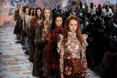 New York, Ny - 12 Şubat: Modelleri yürüyüş pist final New York moda haftası sırasında Zimmermann için: gösterir Galerisi ben New York'ta 12 Şubat 2018 bahar stüdyolarında. 