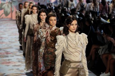 New York, Ny - 12 Şubat: Modelleri yürüyüş pist final New York moda haftası sırasında Zimmermann için: gösterir Galerisi ben New York'ta 12 Şubat 2018 bahar stüdyolarında. 