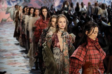 New York, Ny - 12 Şubat: Modelleri yürüyüş pist final New York moda haftası sırasında Zimmermann için: gösterir Galerisi ben New York'ta 12 Şubat 2018 bahar stüdyolarında. 