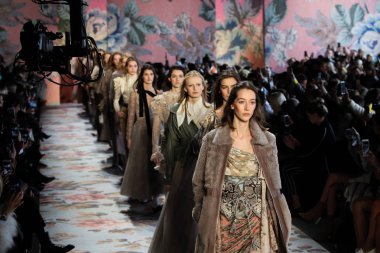 New York, Ny - 12 Şubat: Modelleri yürüyüş pist final New York moda haftası sırasında Zimmermann için: gösterir Galerisi ben New York'ta 12 Şubat 2018 bahar stüdyolarında. 