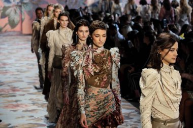 New York, Ny - 12 Şubat: Modelleri yürüyüş pist final New York moda haftası sırasında Zimmermann için: gösterir Galerisi ben New York'ta 12 Şubat 2018 bahar stüdyolarında. 