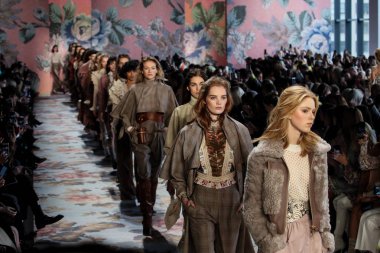 New York, Ny - 12 Şubat: Modelleri yürüyüş pist final New York moda haftası sırasında Zimmermann için: gösterir Galerisi ben New York'ta 12 Şubat 2018 bahar stüdyolarında. 