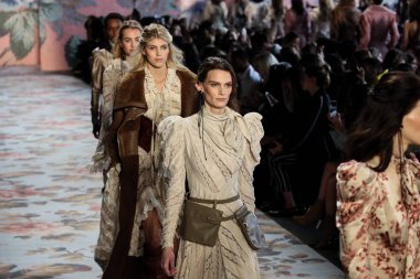 New York, Ny - 12 Şubat: Modelleri yürüyüş pist final New York moda haftası sırasında Zimmermann için: gösterir Galerisi ben New York'ta 12 Şubat 2018 bahar stüdyolarında. 