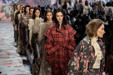 New York, Ny - 12 Şubat: Modelleri yürüyüş pist final New York moda haftası sırasında Zimmermann için: gösterir Galerisi ben New York'ta 12 Şubat 2018 bahar stüdyolarında. 