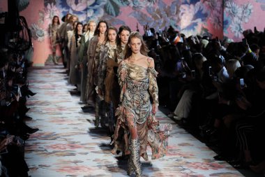 New York, Ny - 12 Şubat: Modelleri yürüyüş pist final New York moda haftası sırasında Zimmermann için: gösterir Galerisi ben New York'ta 12 Şubat 2018 bahar stüdyolarında. 