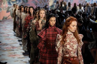 New York, Ny - 12 Şubat: Modelleri yürüyüş pist final New York moda haftası sırasında Zimmermann için: gösterir Galerisi ben New York'ta 12 Şubat 2018 bahar stüdyolarında. 