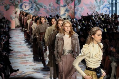 New York, Ny - 12 Şubat: Modelleri yürüyüş pist final New York moda haftası sırasında Zimmermann için: gösterir Galerisi ben New York'ta 12 Şubat 2018 bahar stüdyolarında. 
