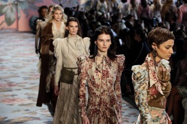 New York, Ny - 12 Şubat: Modelleri yürüyüş pist final New York moda haftası sırasında Zimmermann için: gösterir Galerisi ben New York'ta 12 Şubat 2018 bahar stüdyolarında. 