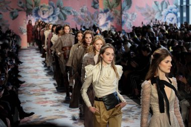 New York, Ny - 12 Şubat: Modelleri yürüyüş pist final New York moda haftası sırasında Zimmermann için: gösterir Galerisi ben New York'ta 12 Şubat 2018 bahar stüdyolarında. 