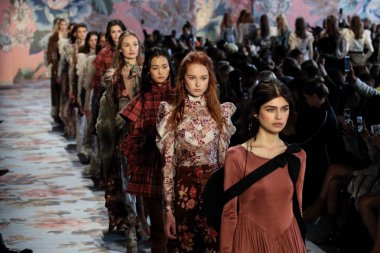 New York, Ny - 12 Şubat: Modelleri yürüyüş pist final New York moda haftası sırasında Zimmermann için: gösterir Galerisi ben New York'ta 12 Şubat 2018 bahar stüdyolarında. 
