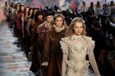New York, Ny - 12 Şubat: Modelleri yürüyüş pist final New York moda haftası sırasında Zimmermann için: gösterir Galerisi ben New York'ta 12 Şubat 2018 bahar stüdyolarında. 