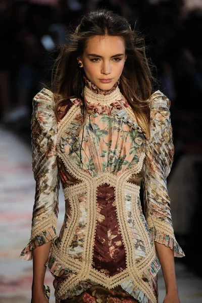 New York, Ny - 12 Şubat: Manken pist Zimmermann için New York moda haftası sırasında yürür: gösterir Galerisi ben New York'ta 12 Şubat 2018 bahar stüdyolarında. 