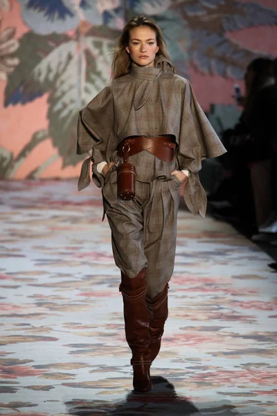 New York, Ny - 12 Şubat: Manken pist Zimmermann için New York moda haftası sırasında yürür: gösterir Galerisi ben New York'ta 12 Şubat 2018 bahar stüdyolarında. 