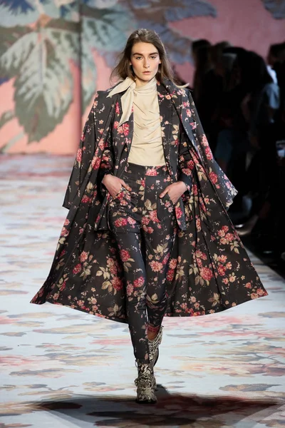 New York, Ny - 12 Şubat: Manken pist Zimmermann için New York moda haftası sırasında yürür: gösterir Galerisi ben New York'ta 12 Şubat 2018 bahar stüdyolarında. 