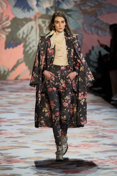 New York, Ny - 12 Şubat: Manken pist Zimmermann için New York moda haftası sırasında yürür: gösterir Galerisi ben New York'ta 12 Şubat 2018 bahar stüdyolarında. 