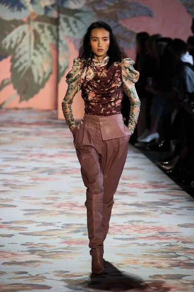 New York, Ny - 12 Şubat: Manken pist Zimmermann için New York moda haftası sırasında yürür: gösterir Galerisi ben New York'ta 12 Şubat 2018 bahar stüdyolarında. 