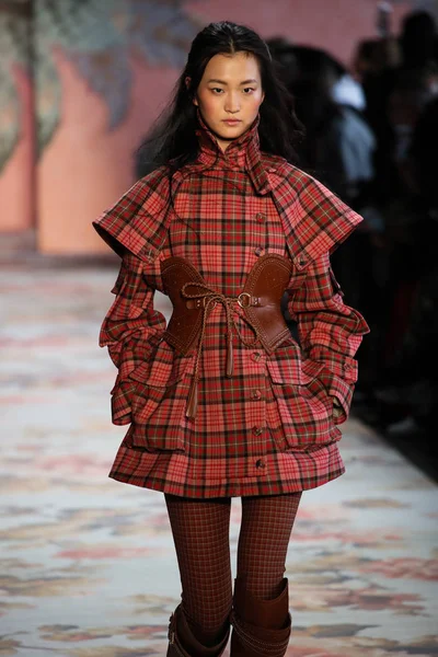 New York, Ny - 12 Şubat: Manken pist Zimmermann için New York moda haftası sırasında yürür: gösterir Galerisi ben New York'ta 12 Şubat 2018 bahar stüdyolarında. 