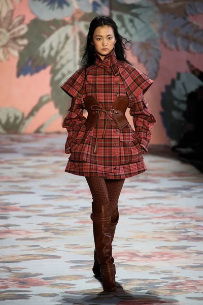 New York, Ny - 12 Şubat: Manken pist Zimmermann için New York moda haftası sırasında yürür: gösterir Galerisi ben New York'ta 12 Şubat 2018 bahar stüdyolarında. 