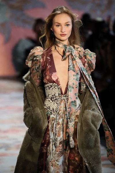 New York, Ny - 12 Şubat: Manken pist Zimmermann için New York moda haftası sırasında yürür: gösterir Galerisi ben New York'ta 12 Şubat 2018 bahar stüdyolarında. 