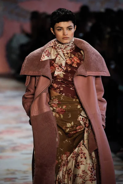 New York, Ny - 12 Şubat: Manken pist Zimmermann için New York moda haftası sırasında yürür: gösterir Galerisi ben New York'ta 12 Şubat 2018 bahar stüdyolarında. 
