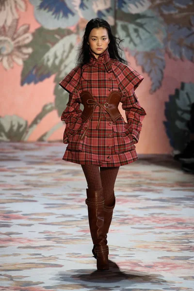 New York, Ny - 12 Şubat: Manken pist Zimmermann için New York moda haftası sırasında yürür: gösterir Galerisi ben New York'ta 12 Şubat 2018 bahar stüdyolarında. 