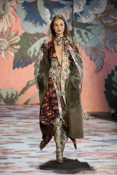 New York, Ny - 12 Şubat: Manken pist Zimmermann için New York moda haftası sırasında yürür: gösterir Galerisi ben New York'ta 12 Şubat 2018 bahar stüdyolarında. 