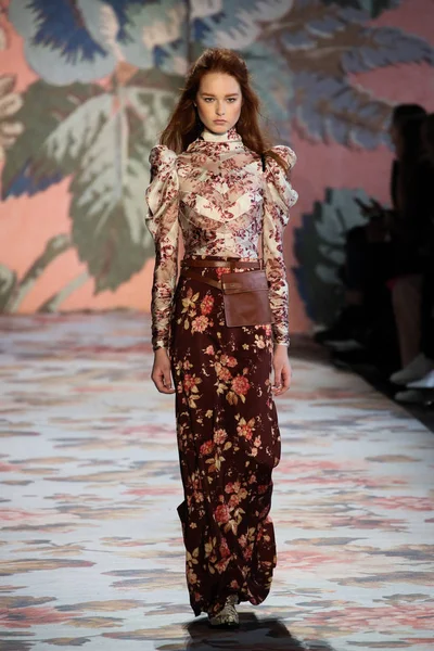 New York, Ny - 12 Şubat: Manken pist Zimmermann için New York moda haftası sırasında yürür: gösterir Galerisi ben New York'ta 12 Şubat 2018 bahar stüdyolarında. 