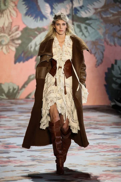New York, Ny - 12 Şubat: Manken pist Zimmermann için New York moda haftası sırasında yürür: gösterir Galerisi ben New York'ta 12 Şubat 2018 bahar stüdyolarında. 