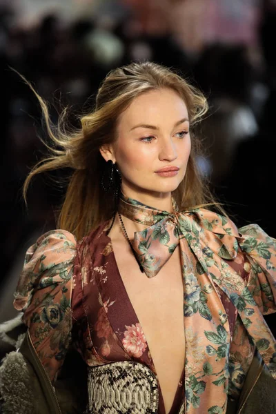 New York, Ny - 12 Şubat: Manken pist Zimmermann için New York moda haftası sırasında yürür: gösterir Galerisi ben New York'ta 12 Şubat 2018 bahar stüdyolarında. 