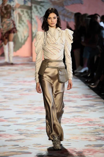 New York, Ny - 12 Şubat: Manken pist Zimmermann için New York moda haftası sırasında yürür: gösterir Galerisi ben New York'ta 12 Şubat 2018 bahar stüdyolarında. 