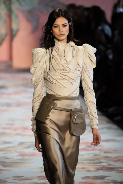 New York, Ny - 12 Şubat: Manken pist Zimmermann için New York moda haftası sırasında yürür: gösterir Galerisi ben New York'ta 12 Şubat 2018 bahar stüdyolarında. 