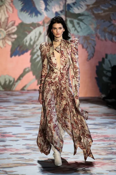 New York, Ny - 12 Şubat: Manken pist Zimmermann için New York moda haftası sırasında yürür: gösterir Galerisi ben New York'ta 12 Şubat 2018 bahar stüdyolarında. 