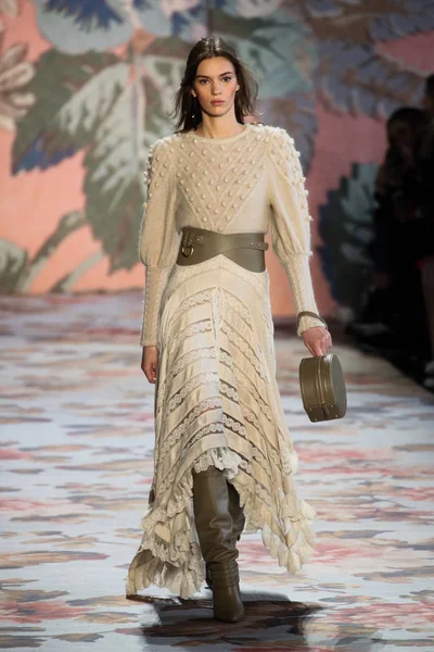 New York, Ny - 12 Şubat: Manken pist Zimmermann için New York moda haftası sırasında yürür: gösterir Galerisi ben New York'ta 12 Şubat 2018 bahar stüdyolarında. 