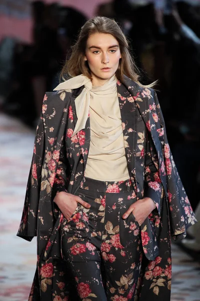 New York, Ny - 12 Şubat: Manken pist Zimmermann için New York moda haftası sırasında yürür: gösterir Galerisi ben New York'ta 12 Şubat 2018 bahar stüdyolarında. 