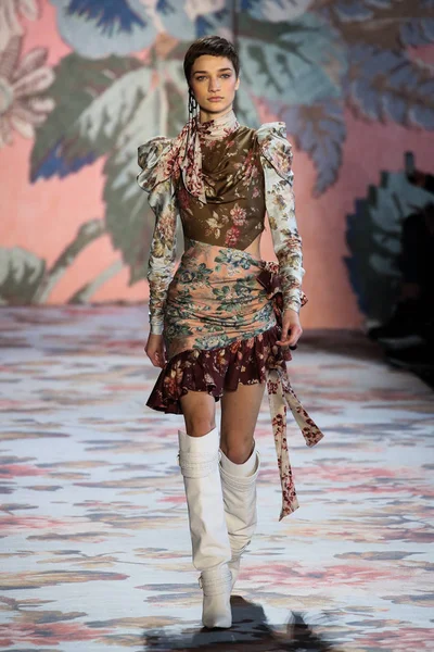 New York, Ny - 12 Şubat: Manken pist Zimmermann için New York moda haftası sırasında yürür: gösterir Galerisi ben New York'ta 12 Şubat 2018 bahar stüdyolarında. 