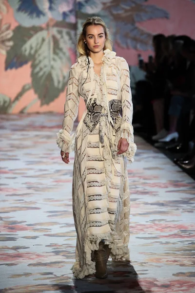 New York, Ny - 12 Şubat: Manken pist Zimmermann için New York moda haftası sırasında yürür: gösterir Galerisi ben New York'ta 12 Şubat 2018 bahar stüdyolarında. 