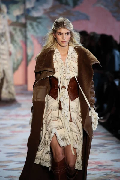 New York, Ny - 12 Şubat: Manken pist Zimmermann için New York moda haftası sırasında yürür: gösterir Galerisi ben New York'ta 12 Şubat 2018 bahar stüdyolarında. 