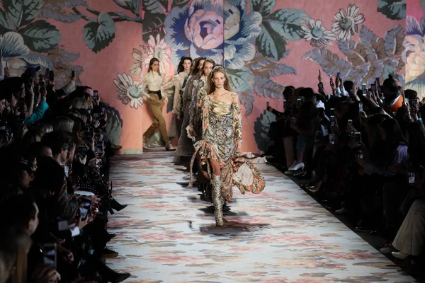 New York, Ny - 12 Şubat: Modelleri yürüyüş pist final New York moda haftası sırasında Zimmermann için: gösterir Galerisi ben New York'ta 12 Şubat 2018 bahar stüdyolarında. 