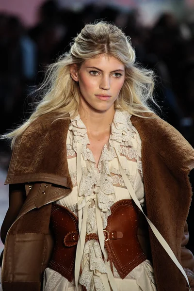 New York, Ny - 12 Şubat: Manken pist Zimmermann için New York moda haftası sırasında yürür: gösterir Galerisi ben New York'ta 12 Şubat 2018 bahar stüdyolarında. 