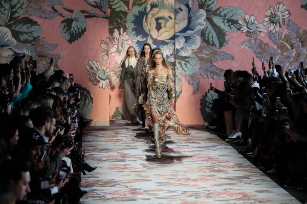 New York, Ny - 12 Şubat: Modelleri yürüyüş pist final New York moda haftası sırasında Zimmermann için: gösterir Galerisi ben New York'ta 12 Şubat 2018 bahar stüdyolarında. 