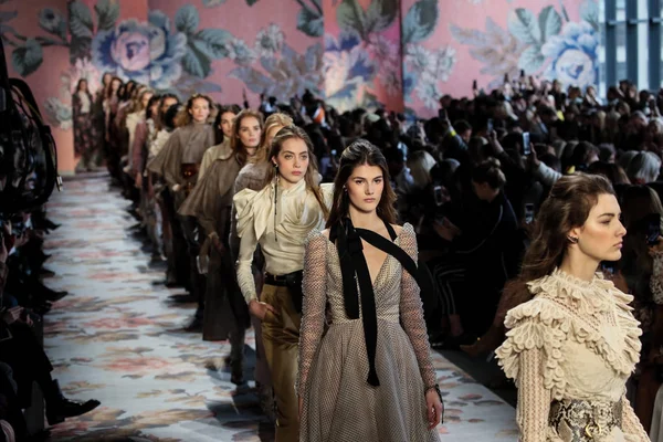 New York, Ny - 12 Şubat: Modelleri yürüyüş pist final New York moda haftası sırasında Zimmermann için: gösterir Galerisi ben New York'ta 12 Şubat 2018 bahar stüdyolarında. 