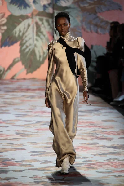 New York, Ny - 12 Şubat: Manken pist Zimmermann için New York moda haftası sırasında yürür: gösterir Galerisi ben New York'ta 12 Şubat 2018 bahar stüdyolarında. 