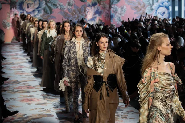 New York, Ny - 12 Şubat: Modelleri yürüyüş pist final New York moda haftası sırasında Zimmermann için: gösterir Galerisi ben New York'ta 12 Şubat 2018 bahar stüdyolarında. 