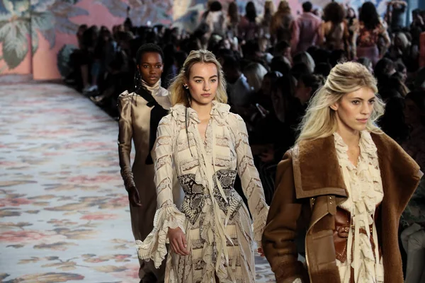 New York February Models Walk Runway Finale Zimmermann New York — Stock Photo, Image