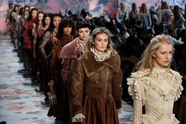 New York, Ny - 12 Şubat: Modelleri yürüyüş pist final New York moda haftası sırasında Zimmermann için: gösterir Galerisi ben New York'ta 12 Şubat 2018 bahar stüdyolarında. 