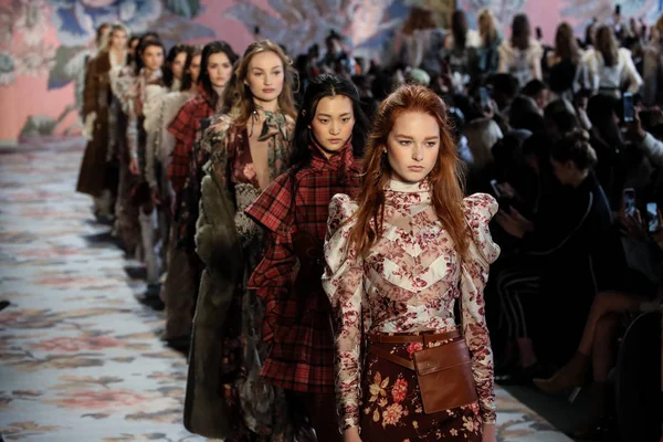 New York, Ny - 12 Şubat: Modelleri yürüyüş pist final New York moda haftası sırasında Zimmermann için: gösterir Galerisi ben New York'ta 12 Şubat 2018 bahar stüdyolarında. 