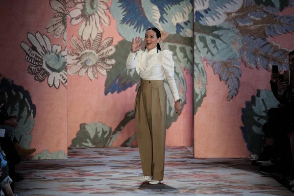 New York, Ny - 12 Şubat: Tasarımcı Nicky Zimmermann New York moda haftası sırasında Zimmermann için pist yürür: gösterir Galerisi ben New York'ta 12 Şubat 2018 bahar stüdyolarında.