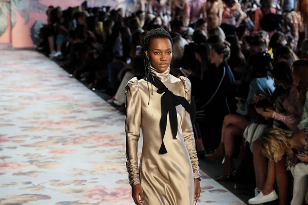 New York, Ny - 12 Şubat: Modelleri yürüyüş pist final New York moda haftası sırasında Zimmermann için: gösterir Galerisi ben New York'ta 12 Şubat 2018 bahar stüdyolarında. 