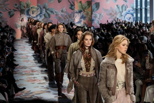 New York, Ny - 12 Şubat: Modelleri yürüyüş pist final New York moda haftası sırasında Zimmermann için: gösterir Galerisi ben New York'ta 12 Şubat 2018 bahar stüdyolarında. 