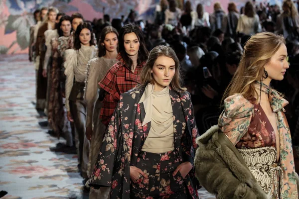 Nueva York Febrero Modelos Recorren Final Pasarela Para Zimmermann Durante —  Fotos de Stock